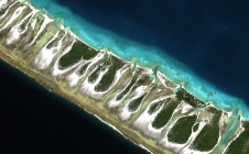 Rangiroa : pittoresque atoll du Pacifique vu par Pléiades