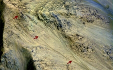 Stries sombres repérées sur Mars par la caméra HiRISE de MRO